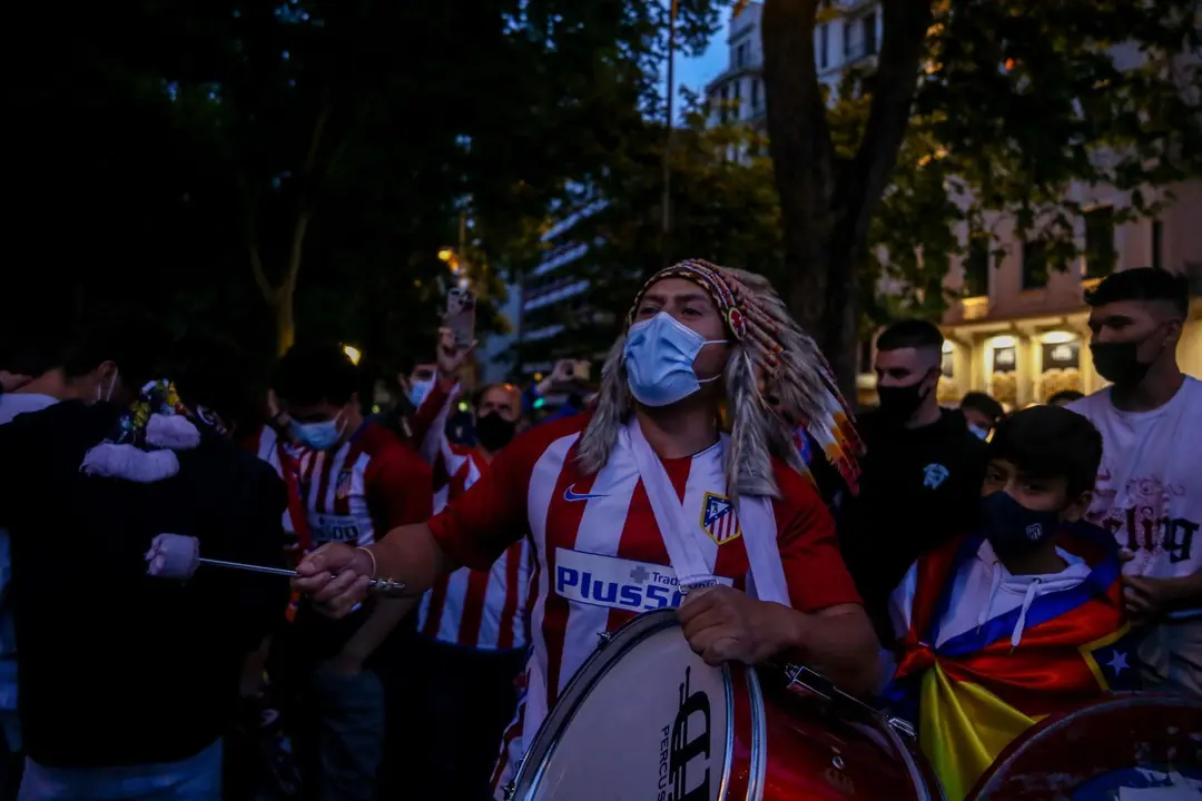 Seguidores de Atl&eacute;tico de Madrid acuden a la fuente de Neptuno de Madrid para celebrar la victoria de su equipo a pesar de las recomendaciones de no acudir para evitar la propagaci&oacute;n del coronavirus a 22 de mayo de 2021, en Madrid. 