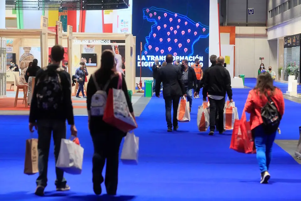 Varias personas visita diferentes zonas de la Feria en la &uacute;ltima jornada de la Feria Internacional de Turismo que se celebra en Madrid. / EFE - Fernando Alvarado