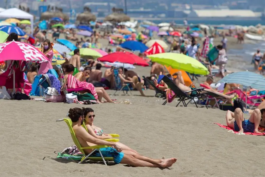 Varias personas toman el sol en la playa de Sacaba en el tercer fin de semana sin restricciones de movilidad en M&aacute;laga. Fin de semana at&iacute;pico porque con la entrada de un frente fr&iacute;o previsto para el domingo bajar&aacute;n considerablemente las temperaturas e incluso llover&aacute; en la Costa del Sol. EFE/&Aacute;lvaro Cabrera.