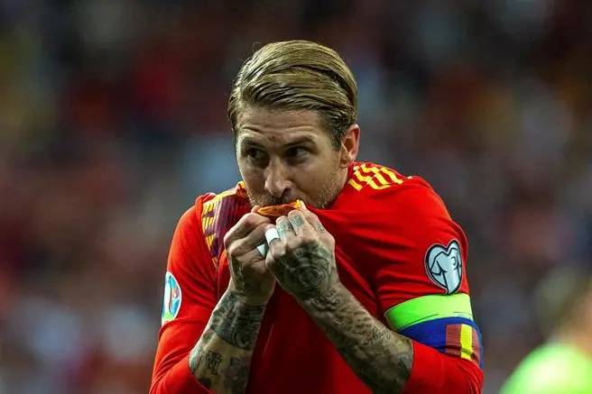 El f&uacute;tbolista Sergio Ramos celebra tras marcar gol durante un partido de clasificaci&oacute;n para la Eurocopa 2020 entre las selecciones de Espa&ntilde;a y Suecia el 10 de junio de 2019. Luis Enrique Mart&iacute;nez, seleccionador espa&ntilde;ol, prescinde del capit&aacute;n Sergio Ramos para la disputa de la Eurocopa 2020, la gran ausencia de una lista de 24 futbolistas en la que destaca el estreno de Aymeric Laporte y el regreso de C&eacute;sar Azpilicueta, Adama Traor&eacute; y Pablo Sarabia. EFE/Archivo/ Rodrigo Jim&eacute;nez