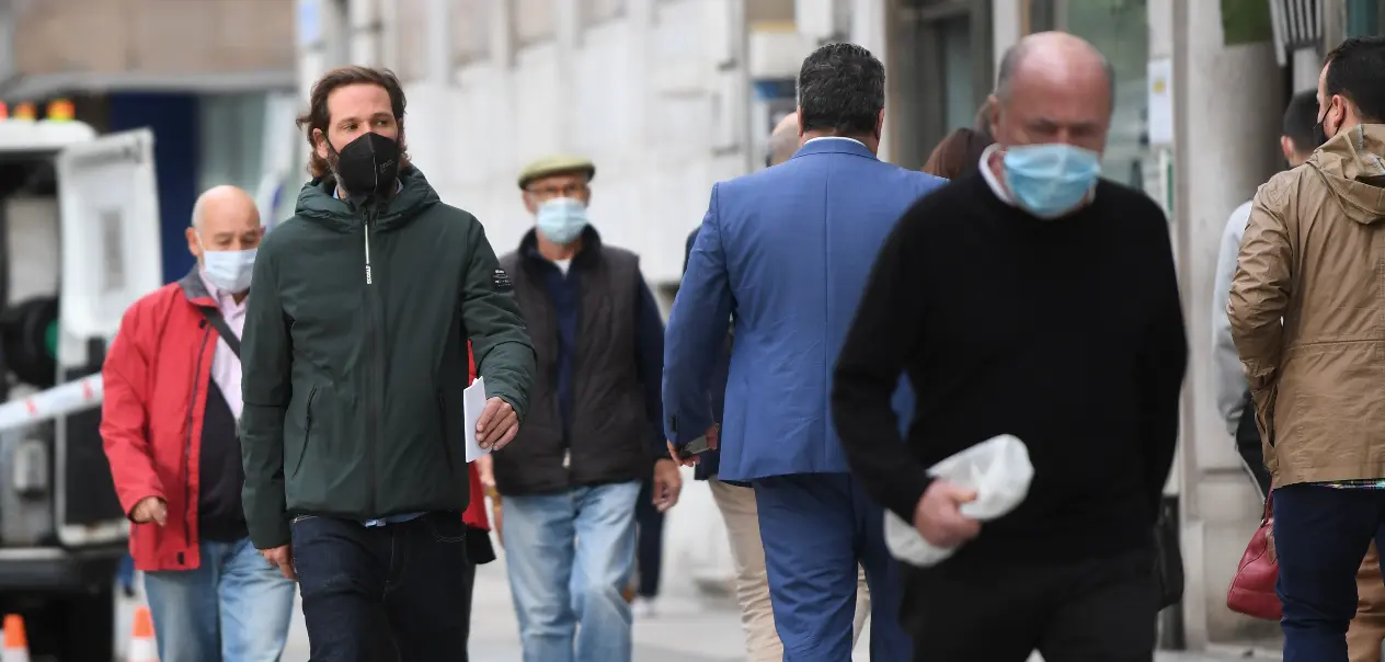 Varias personas con mascarilla caminan por el centro de Santander. / HARDY