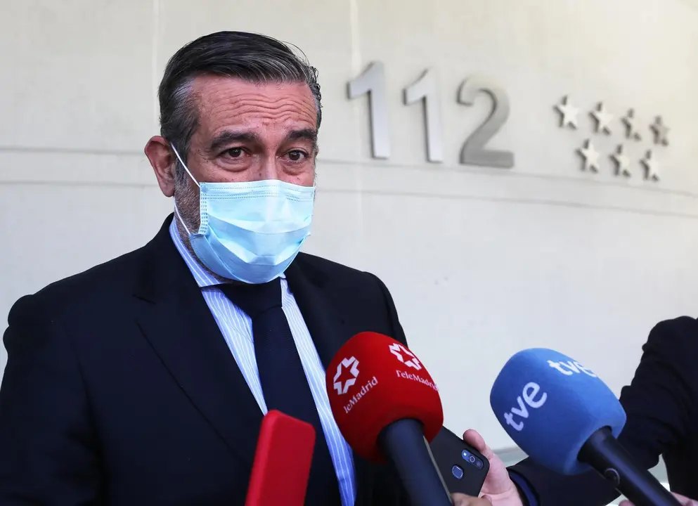 El consejero de Justicia, Interior y V&iacute;ctimas en funciones de la Comunidad de Madrid, Enrique L&oacute;pez, responde a los medios en el edificio de la Agencia de Seguridad y Emergencias Madrid 112 , a 20 de mayo de 2021, en Pozuelo de Alarc&oacute;n, Madrid, (Espa&ntilde;a). 