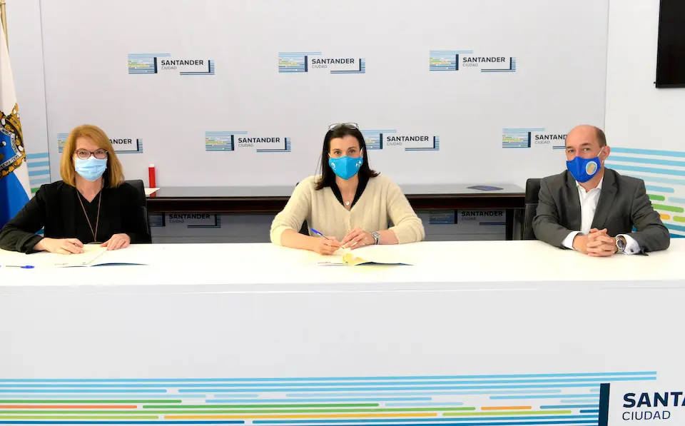 La alcaldesa de Santander durante la firma del convenio con Amica.