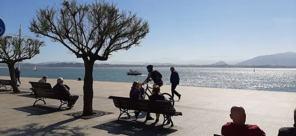 Varias personas por el Paseo Pereda de Santander. / S. D&iacute;az