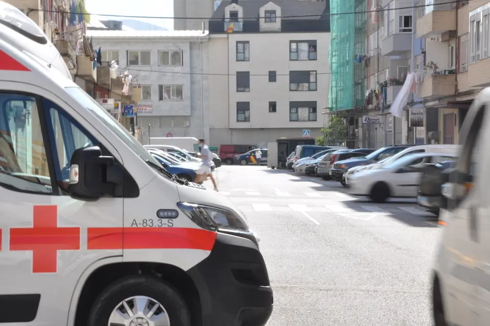 Vista de una ambulancia de la Cruz Roja en el barrio de la Inmobiliaria, Torrelavega. / S. D&iacute;az