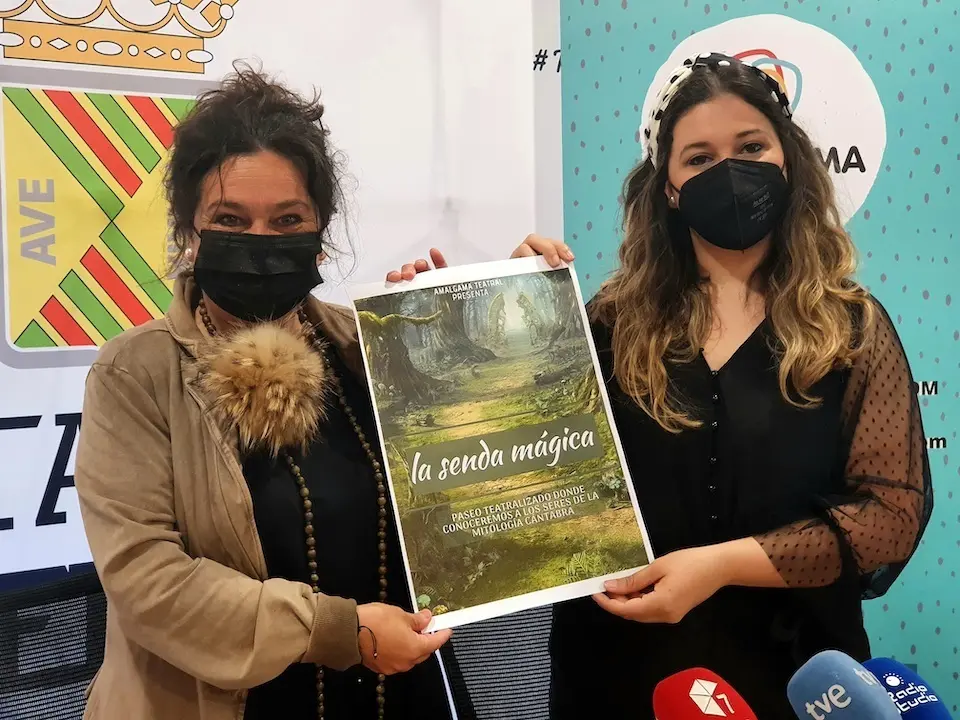La concejal de Cultura de Torrelavega, Esther V&eacute;lez, y la directora de Amalgama Teatral, Aroa G&oacute;mez. / ALERTA