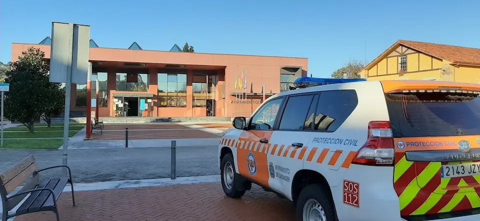 Un coche de protecci&oacute;n civil frente al Ayuntamiento de Miengo. / S. D&Iacute;AZ