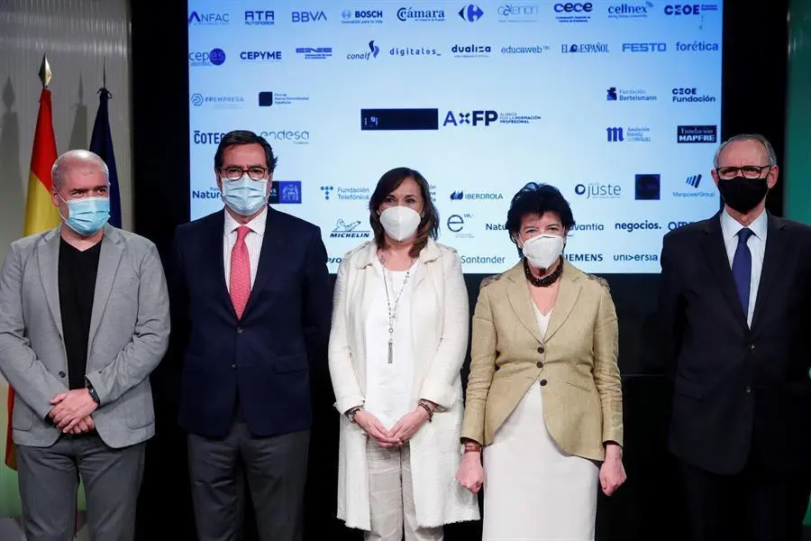La ministra de Educaci&oacute;n, Isabel Cela&aacute; (2d), junto con el presidente del Consejo Econ&oacute;mico y Social, Ant&oacute;n Costas Comesa&ntilde;a (d), el presidente de CEOE, Antonio Garamendi (2i) y el secretario general de UGT, Pepe &Aacute;lvarez (i) durante la foto de familia tras la presentaci&oacute;n de la 'Alianza por la Formaci&oacute;n Profesional: Una estrategia de pa&iacute;s' celebrada en la Casa Am&eacute;rica de Madrid este lunes. EFE/Emilio Naranjo