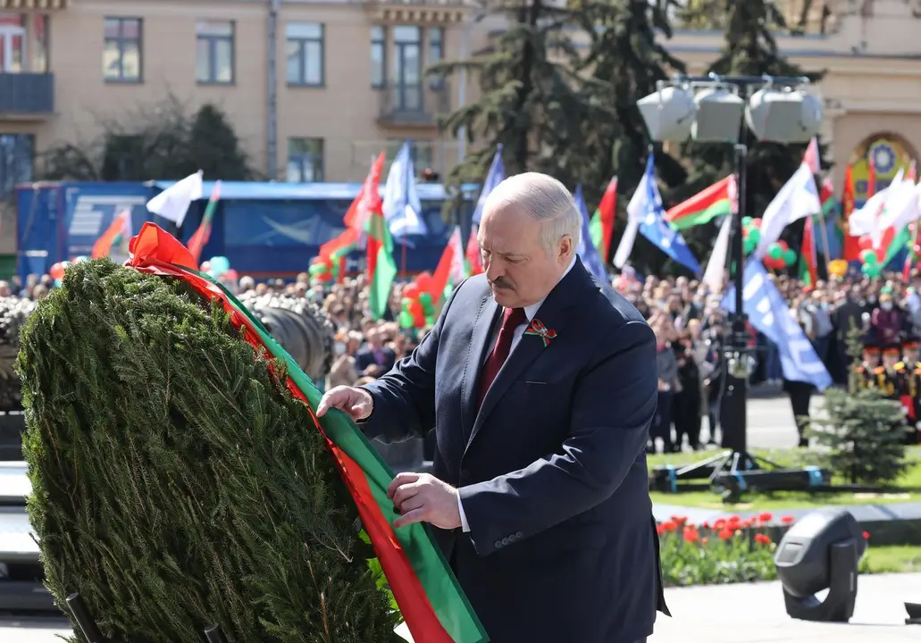 Alexander Lukashenko participa en los actos por el D&iacute;a de la Victoria
