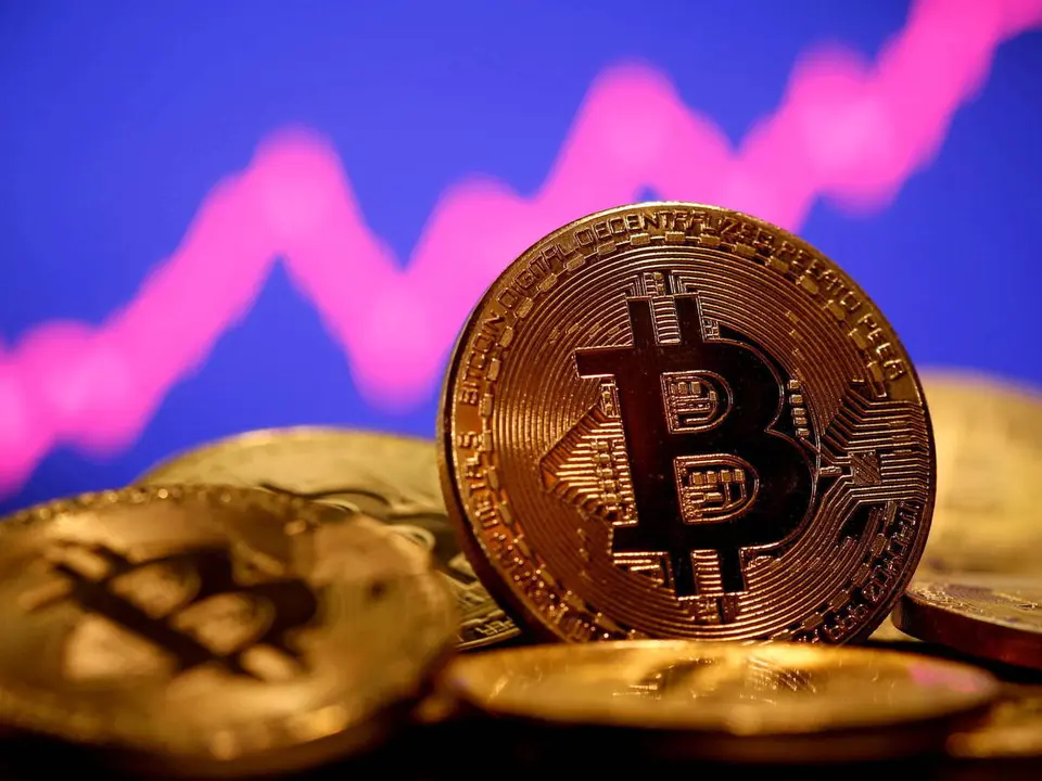 El bitc&oacute;in, la criptomoneda m&aacute;s utilizada, se ha desplomado hoy un 12 % y ronda los 33.200 d&oacute;lares (27.250 euros ), con lo que pierde un 49 % desde el m&aacute;ximo hist&oacute;rico alcanzado en abril (64.869 d&oacute;lares; 53.254 euros).