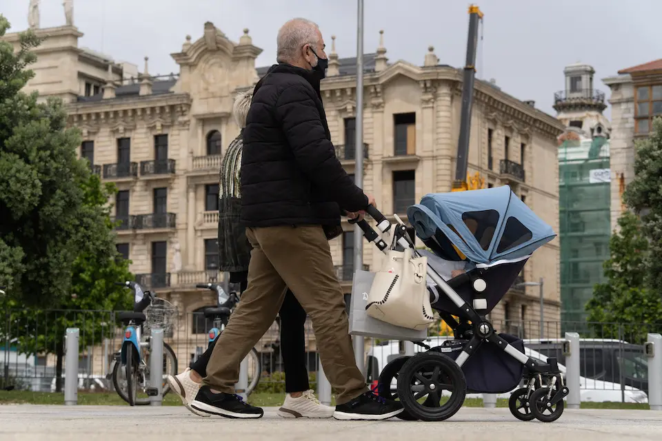 Varias personas pasen por el centro de Santander. / HARDY