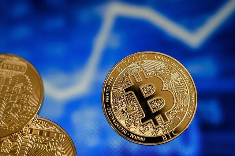El bitc&oacute;in, la criptomoneda m&aacute;s utilizada, se recupera hoy del desplome del domingo y sube. / EFE