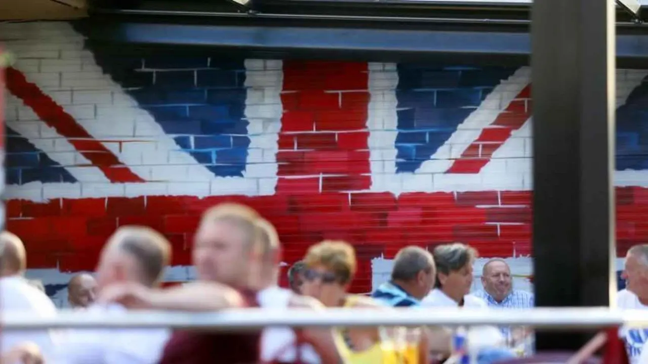 Brit&aacute;nicos en la zona inglesa de Benidorm, en imagen de archivo. EFE