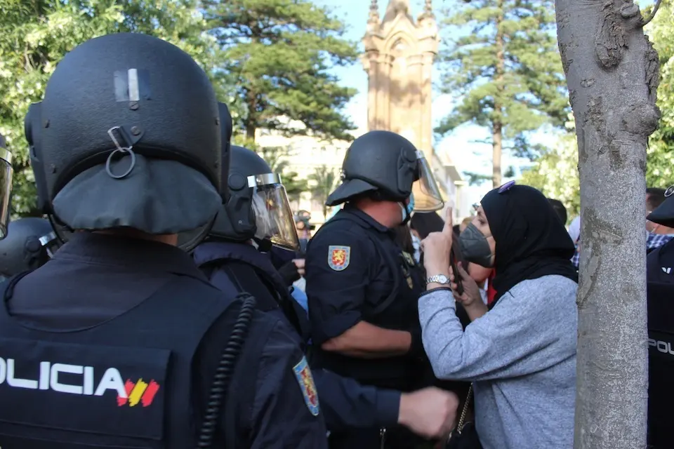 Intervenci&oacute;n policial contra disturbios en Ceuta.