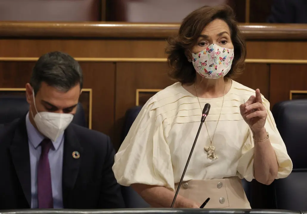 La vicepresidenta Carmen Calvo en su debate con la portavoz del PP, Cuca Gamarra