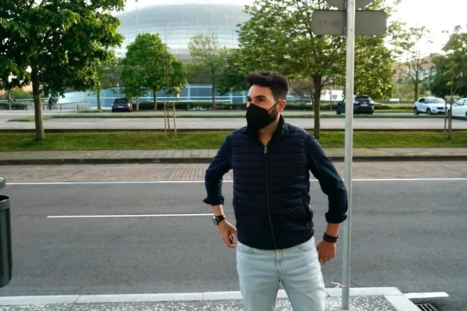 Guillermo Fern&aacute;ndez Romo, a su llegada a &uacute;ltima hora de la tarde de ayer a Los Campos de Sport. / Hardy
