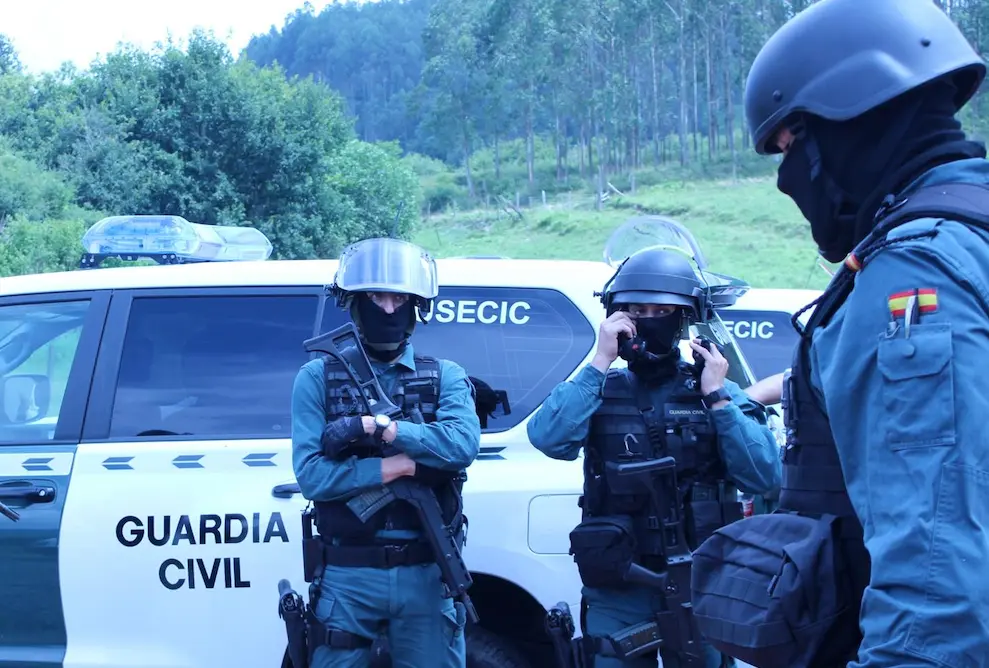 Varios agentes de la Guardia Civil antes de la detenci&oacute;n. / OPC