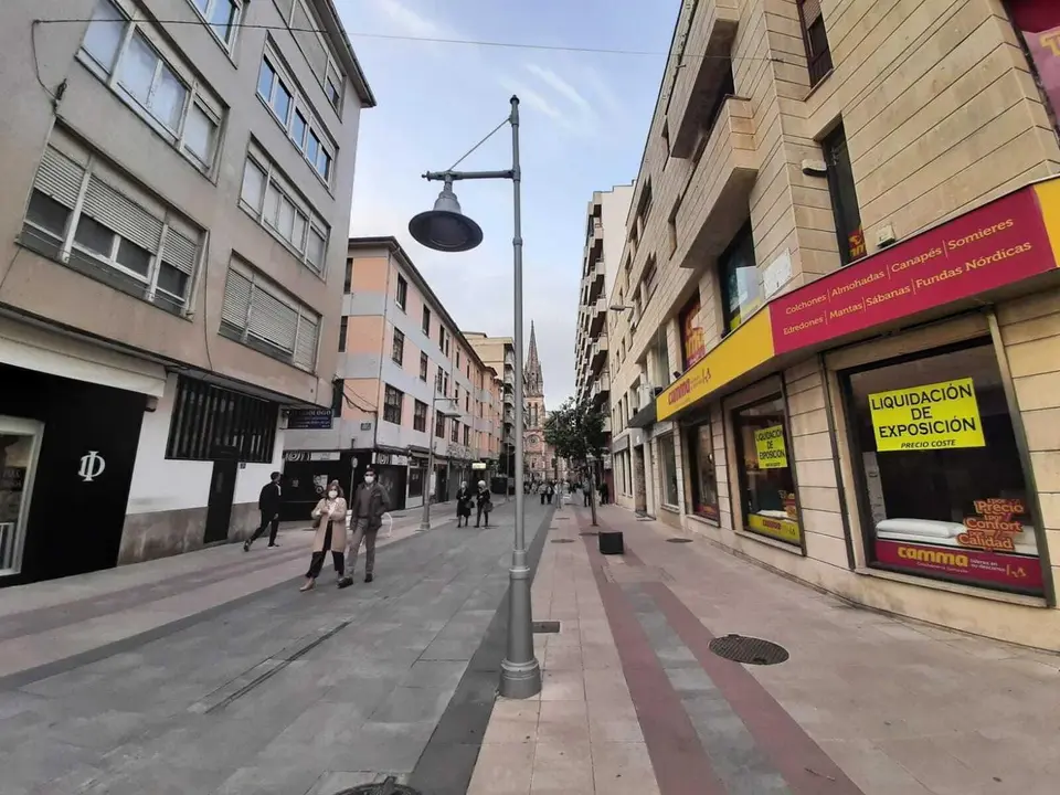 Vista de un comercio de la ciudad de Torrelavega en liquidaci&oacute;n. / S. D&Iacute;AZ