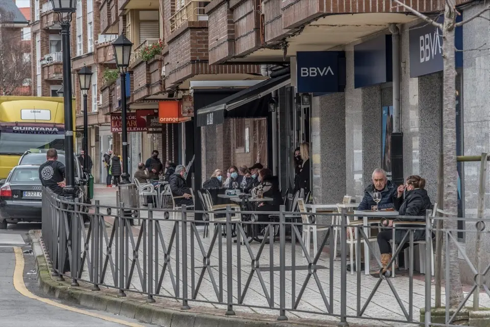 Varias personas en una terraza de la localidad de Colindres. / Tono Reguera
