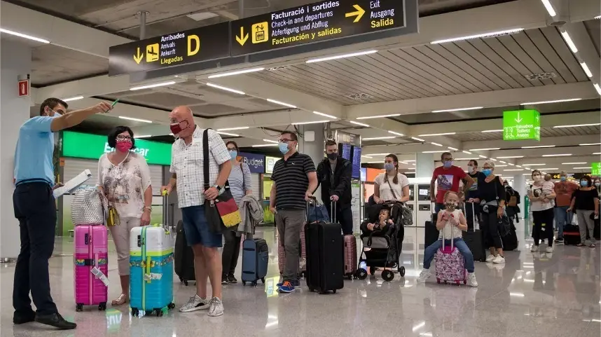 Visitantes en el aeropuerto de Paris.