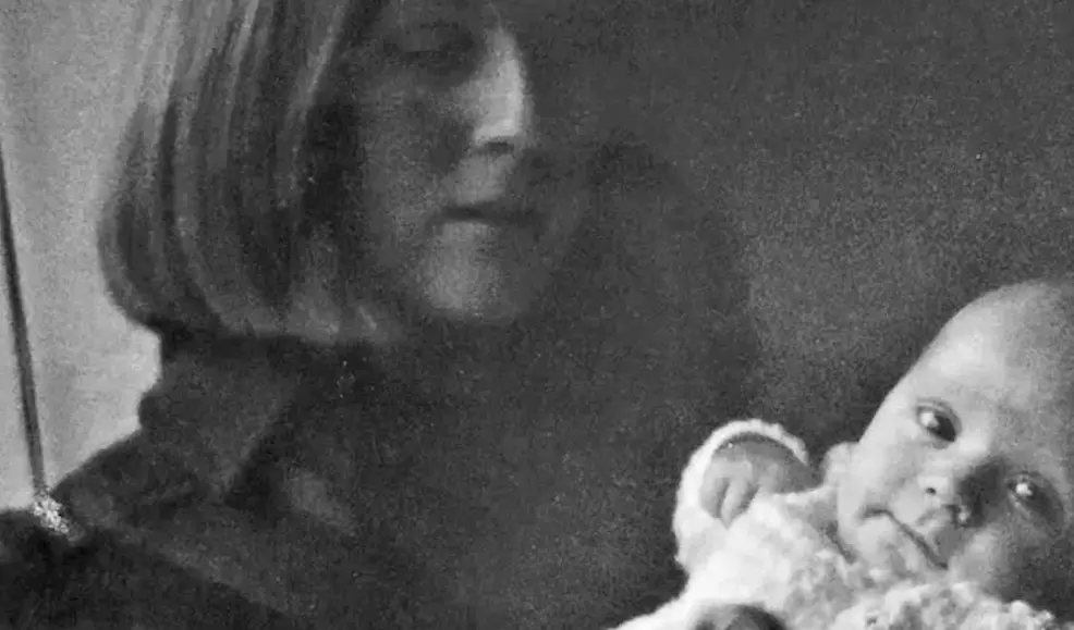 Jill Killington con el beb&eacute; al que llam&oacute; Liam en 1967, justo antes de verse obligada a entregarlo. / Jill Killington