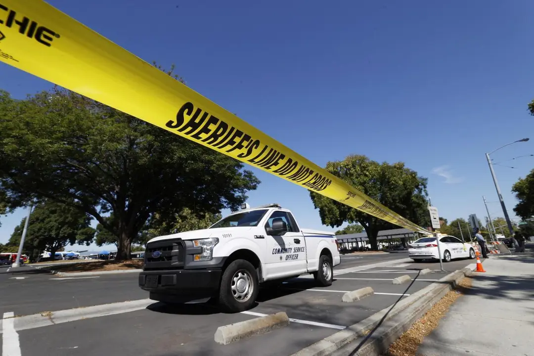 La Polic&iacute;a hace presencia en la Autoridad de Transporte del Valle de San Jos&eacute; en San Jos&eacute;, California, Estados Unidos, este 26 de mayo de 2021 donde se produjo un tiroteo que dejo varios muertos. EFE/EPA/JOHN G. MABANGLO