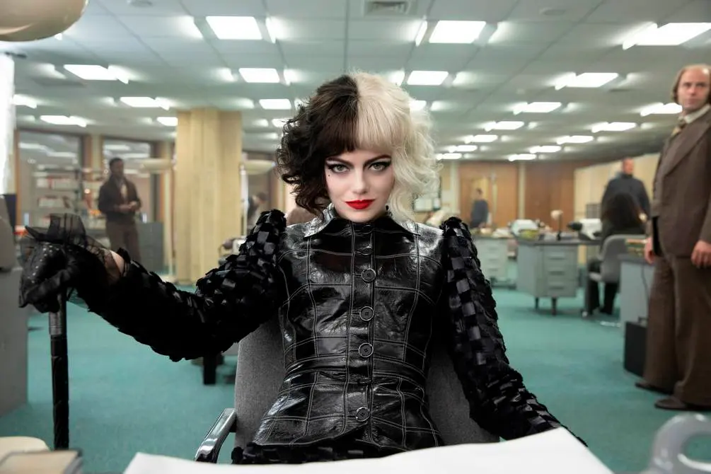 Fotograf&iacute;a cedida por The Walt Disney Company que muestra a la actriz Emma Stone en su papel como Cruella de Vil, durante la pel&iacute;cula Cruella, que se estrena este viernes en cines y Disney+, en Estados Unidos. Foto: EFE
