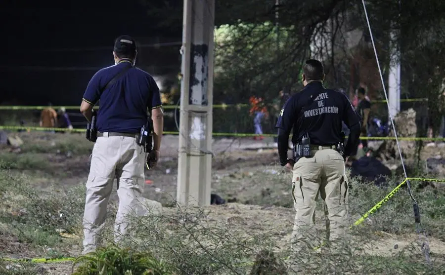 Agentes de investigaci&oacute;n resguardan el sitio donde fue asesinada la candidata a la presidencia municipal por el partido Movimiento Ciudadano (MC) Alma Rosa Barrag&aacute;n, hoy, en Morole&oacute;n, estado de Guanajuato (M&eacute;xico). La candidata a la alcald&iacute;a del municipio mexicano de Morole&oacute;n por el partido Movimiento Ciudadano, Alma Rosa Barrag&aacute;n Santiago, fue asesinada la tarde de este martes mientras encabezaba un evento proselitista, en el violento estado de Guanajuato, centro de M&eacute;xico. EFE/Stringer