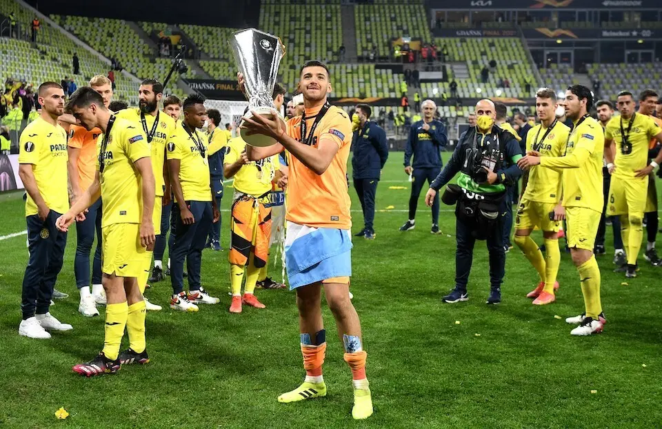 El portero del Villarreal, Ger&oacute;nimo Rulli, posa con el trofeo tras ganar el partido de f&uacute;tbol de la final de la UEFA Europa League contra el Manchester United en el estadio de Gdansk. Foto: Rafal Oleksiewicz/PA Wire/dpa
Firma
Rafal Oleksiewicz / PA Wire / Dpa - S&oacute;lo para uso en Espa&ntilde;a