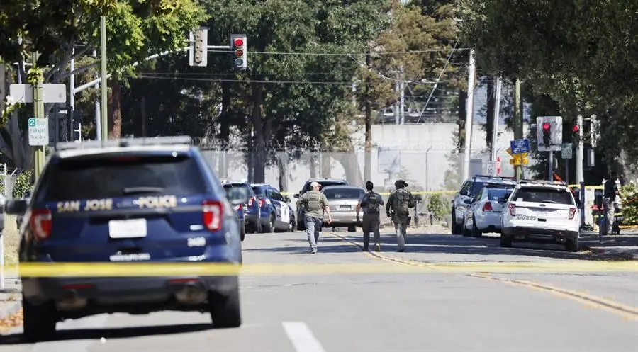 La polic&iacute;a y los investigadores en el lugar de un tiroteo en el lugar de trabajo en el patio del tren ligero de la Autoridad de Transporte del Valle de San Jos&eacute; en San Jos&eacute;, California, Estados Unidos, 26 de mayo de 2021. La oficina del sheriff del condado de Santa Clara confirm&oacute; la existencia de m&uacute;ltiples v&iacute;ctimas mortales, incluido el autor del tiroteo. (Estados Unidos) EFE/EPA/JOHN G. MABANGLO