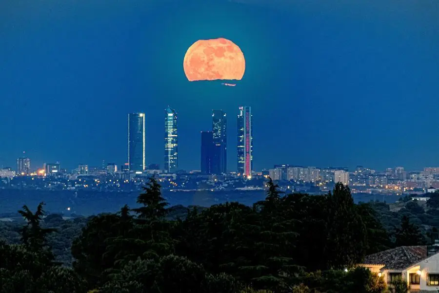 Superluna roja sobre las Torres Espacio, en Madrid, vista este mi&eacute;rcoles desde la localidad de la sierra madrile&ntilde;a de Torrelodones. EFE/Ismael Herrero