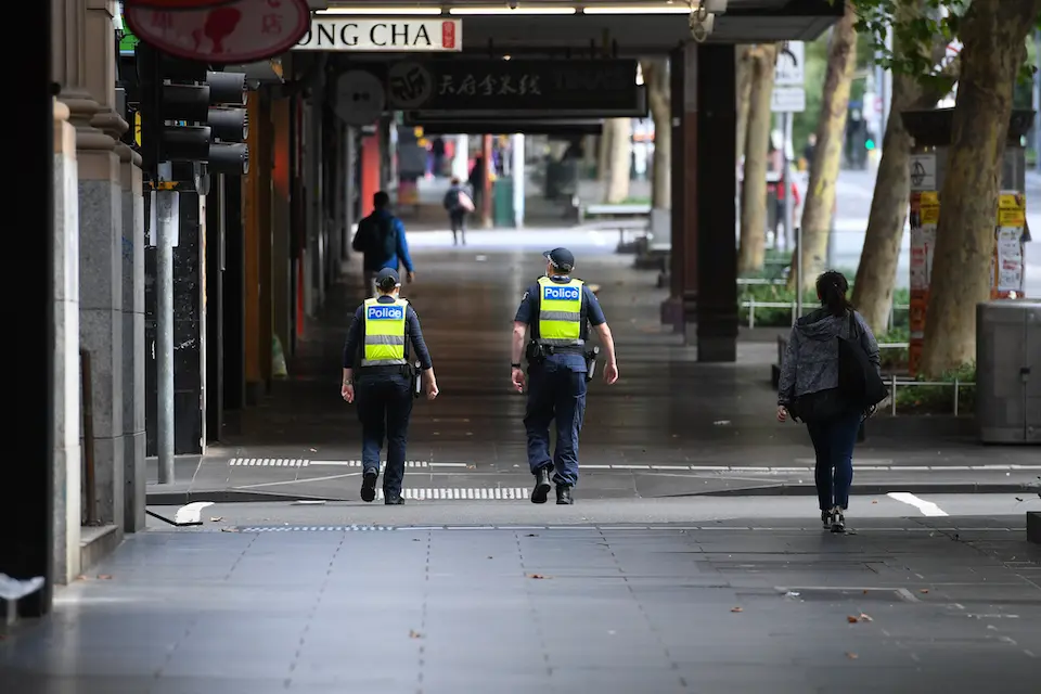 Agentes de polic&iacute;a caminan por la calle Swanston en Melbourne, el s&aacute;bado 13 de febrero de 2021. Victoria ha entrado en un bloqueo "corto y brusco" durante cinco d&iacute;as ante el temor de que la cepa altamente infecciosa del Reino Unido del coronavirus se haya extendido en la comunidad. (AAP Image/Erik Anderson) SIN ARCHIVO