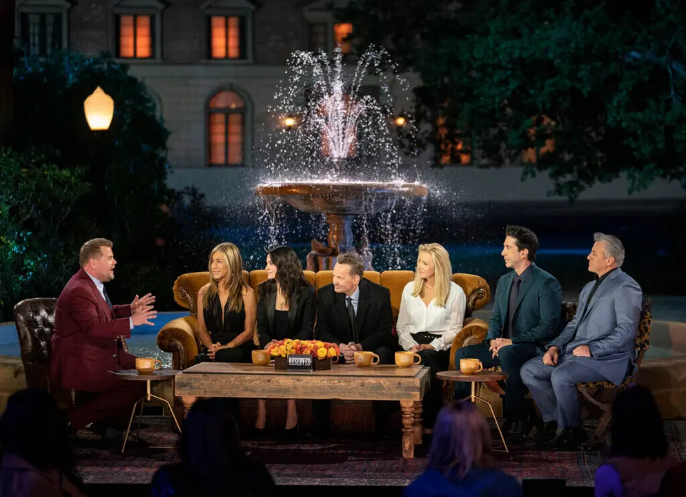 M&iacute;tica sof&aacute; con la fuente detr&aacute;s de la serie Friends.