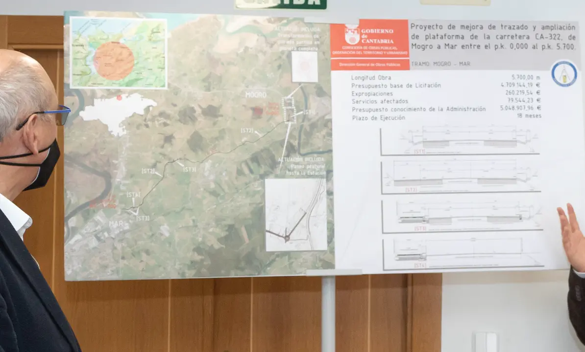 El alcalde de Miengo, Jos&eacute; Manuel Cabrero junto al panel informativo de la futura obra. / ALERTA