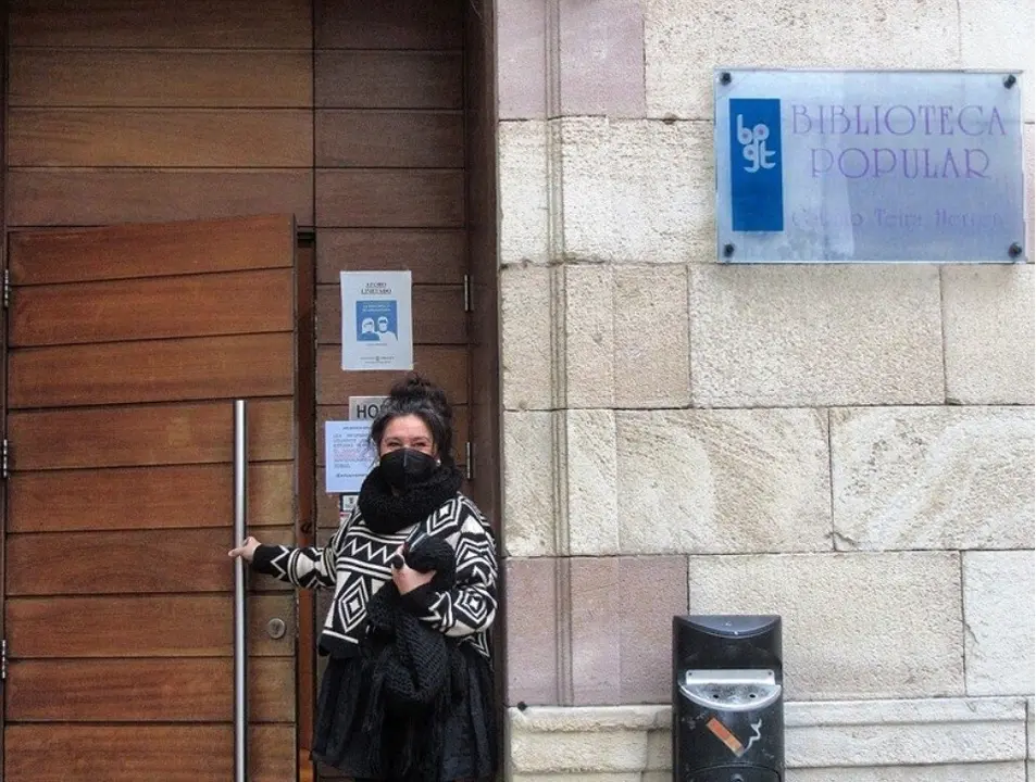 La concejala de Educaci&oacute;n de Torrelavega, Esther V&eacute;lez, en la biblioteca municipal Gabino Teira