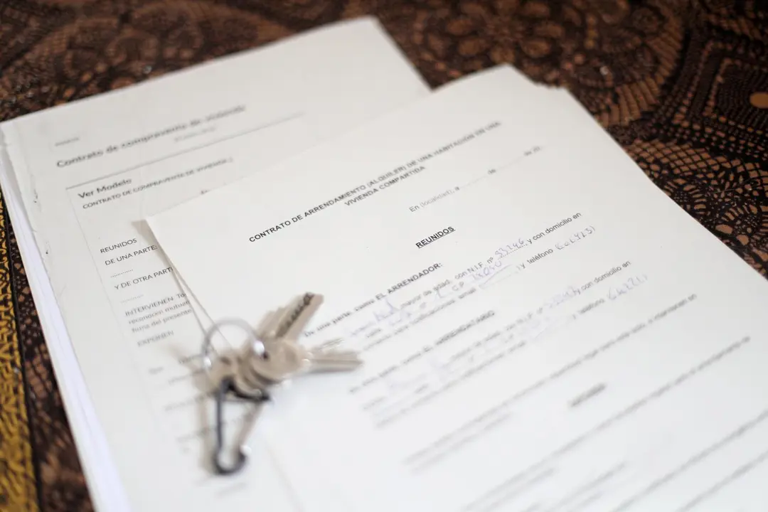 Unas llaves sobre un contrato de alquiler de una vivienda. / EP