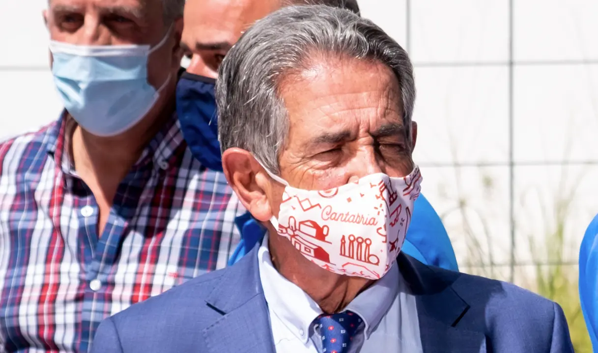 El presidente de Cantabria, Miguel &Aacute;ngel Revilla durante un acto con las remeras del SD Astillero. / ALERTA