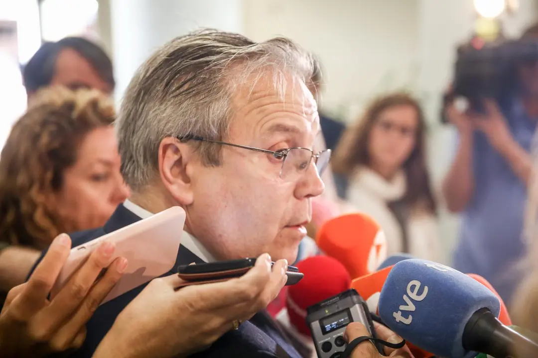Archivo - El concejal socialista Antonio Miguel Carmona ofrece declaraciones a los medios en el Edificio de Grupos del Ayuntamiento de Madrid en 2019
