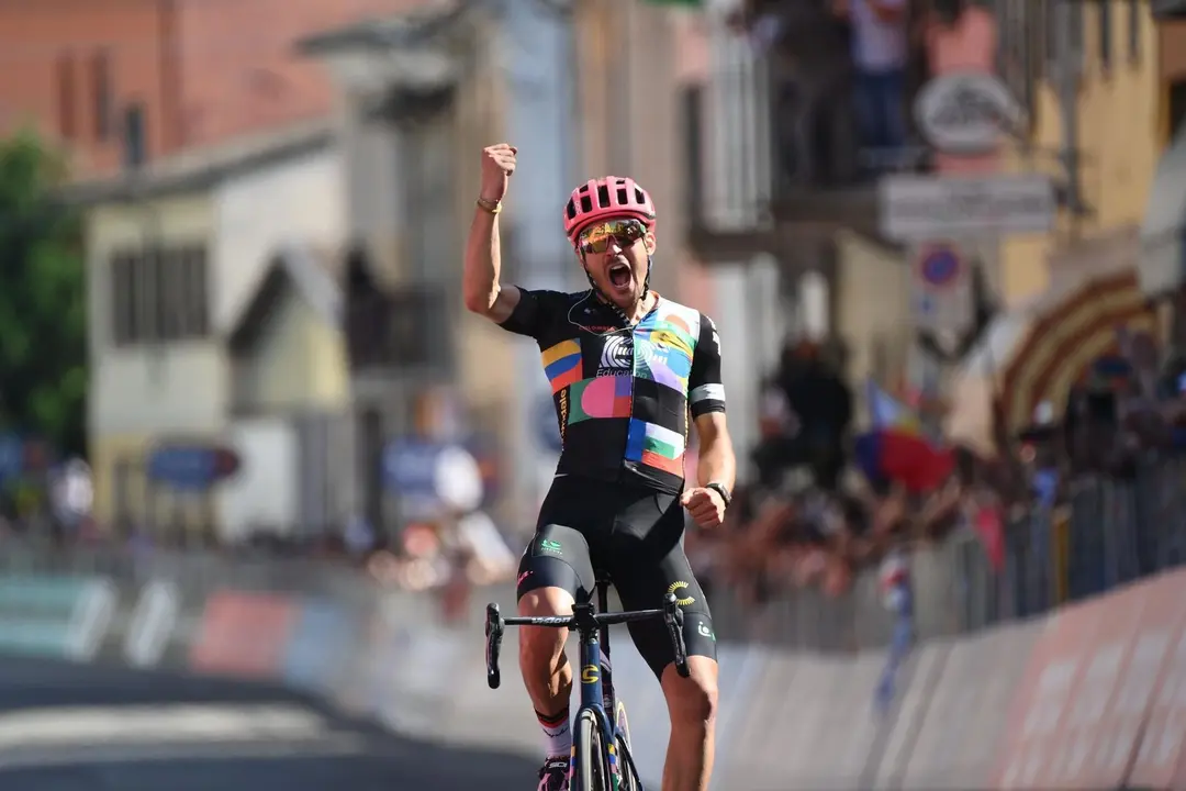 El ciclista italiano Alberto Bettiol (EF Education-Nippo) gana la etapa 18 del Giro de Italia 2021, disputada entre Rovereto y Stradella sobre 231 kil&oacute;metros