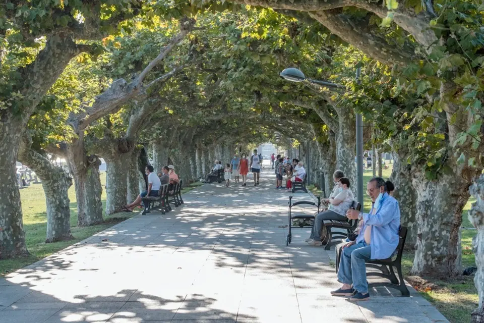 Varias personas en el paseo de la localidad de Santo&ntilde;a. / T. Reguera