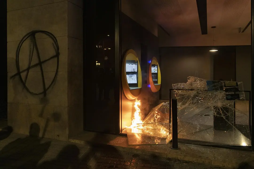 Archivo - Disturbios y destrozos tras la manifestaci&oacute;n en defensa de la libertad de Pablo Has&eacute;l y los derechos sociales tras 12 d&iacute;as de protestas, en Barcelona (Espa&ntilde;a), a 27 de febrero de 2021. En una imagen de archivo