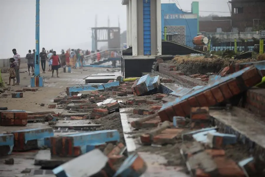 Vista de los da&ntilde;os causados por el paso del cicl&oacute;n Yaas en la localidad de Digha, en las inmediaciones de la bah&iacute;a de Bengala. Uno de los lugares m&aacute;s tur&iacute;sticos de la zona se ha visto afectado por la llegada del cicl&oacute;n, que ha provocado graves da&ntilde;os materiales. EFE/PIYAL ADHIKARY
