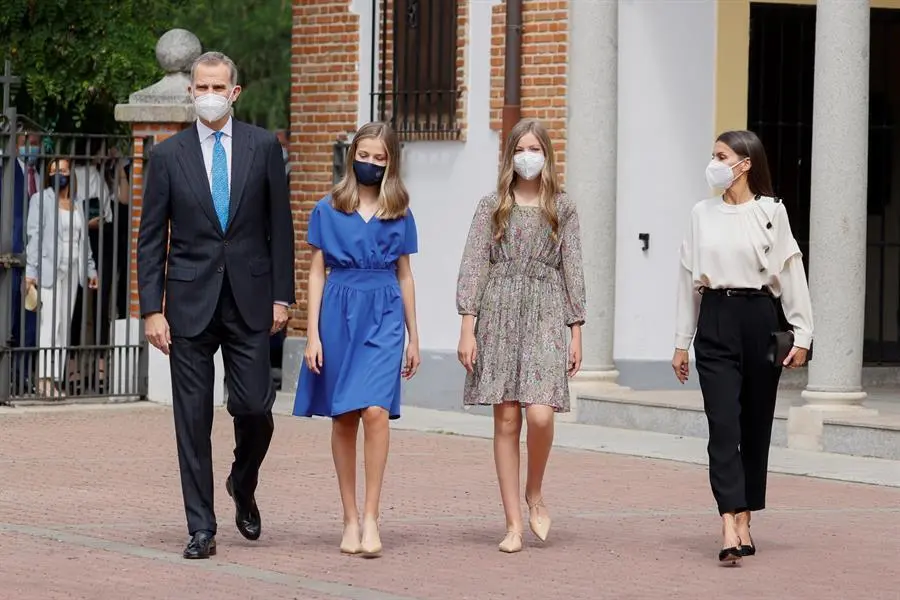 Los reyes Felipe VI (i) y Letizia (d) acompa&ntilde;an a su hija, la princesa Leonor (2i) junto a su hermana, la infanta Sof&iacute;a (2d) antes de recibir el sacramento de la confirmaci&oacute;n junto a sus compa&ntilde;eros de clase en la Iglesia de la Asunci&oacute;n de Nuestra Se&ntilde;ora en Madrid este viernes. EFE/Ballesteros