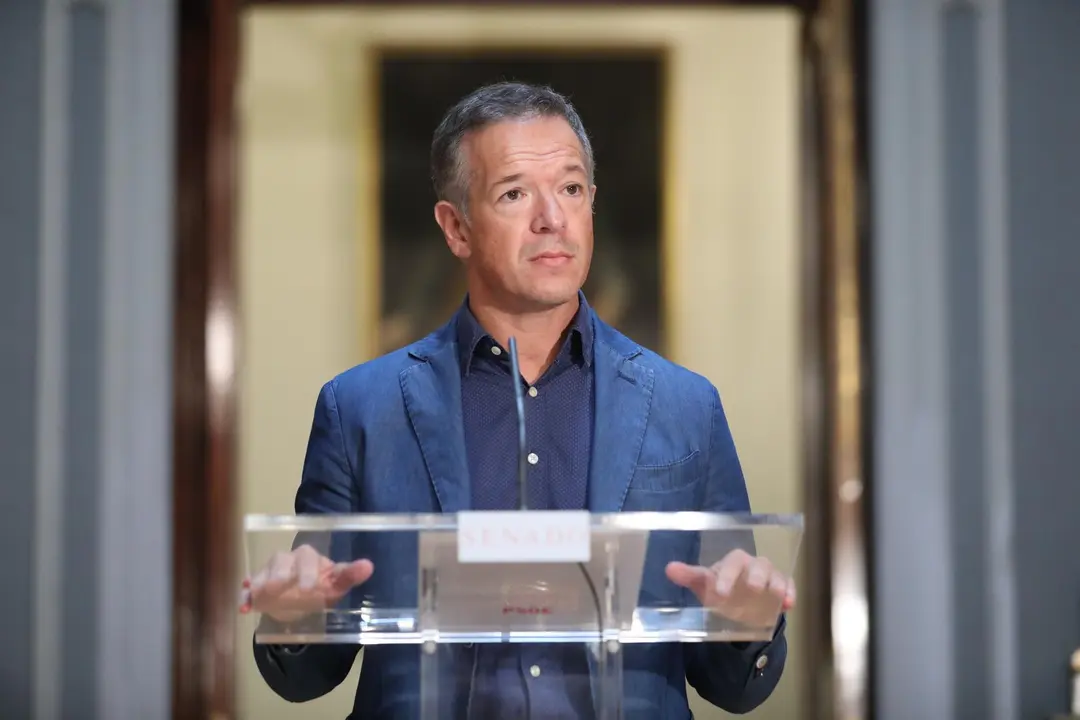 Archivo - El portavoz del PSOE en la C&aacute;mara Baja, Ander Gil, ofrece declaraciones a los medios de comunicaci&oacute;n tras la reuni&oacute;n de la Junta de Portavoces en el Sal&oacute;n de Pasos Perdidos de la C&aacute;mara Alta, en Madrid (Espa&ntilde;a), a 1 de septiembre de 2020.