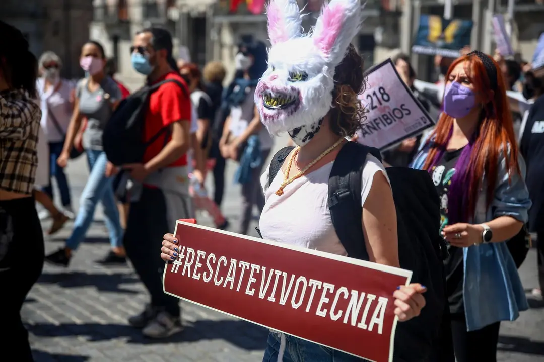 Varias personas participan en una manifestaci&oacute;n para exigir el rescate de los animales de Laboratorios Vivotecnia, a 29 de mayo de mayo de 2021, en Madrid (Espa&ntilde;a). 
