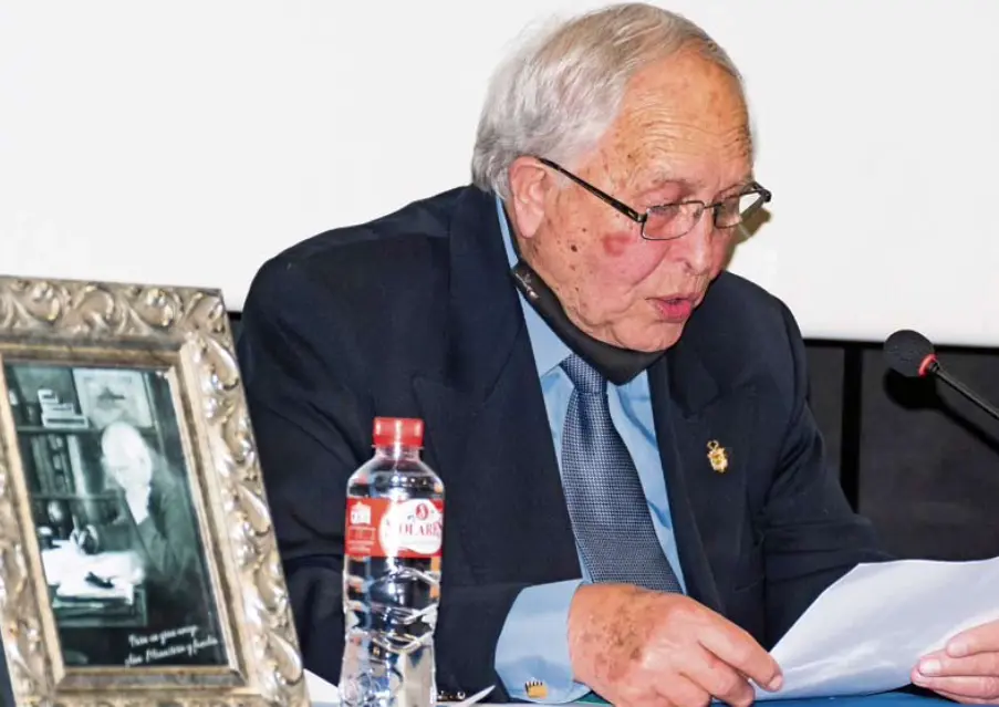 El escritor Joaqu&iacute;n Santiago Guti&eacute;rrez en un momento del acto de homenaje celebrado ayer en la Casa de Cultura de Torrelavega. / ALERTA