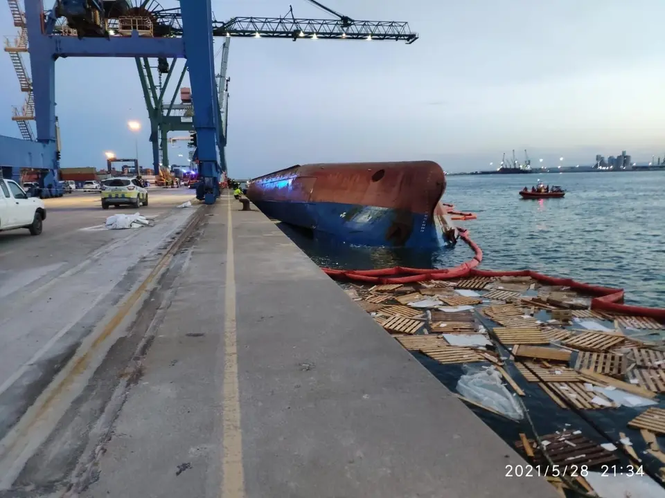 Vuelca buque 'Nazmiye Ana' en el Puerto de Castell&oacute;
