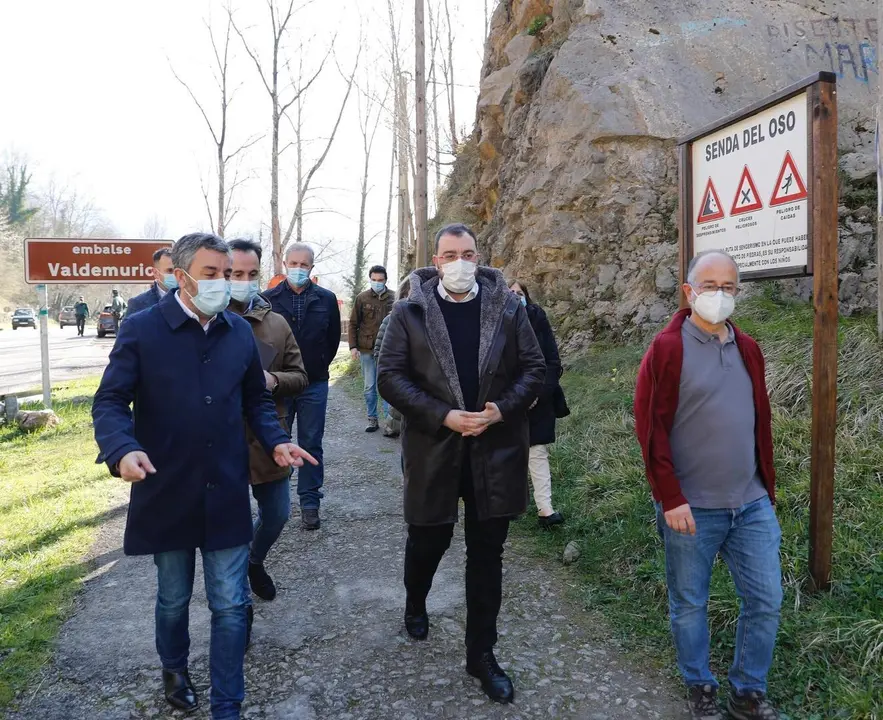 Archivo - El presidente del Principado, Adri&aacute;n Barb&oacute;n, en una visita a la senda del oso.