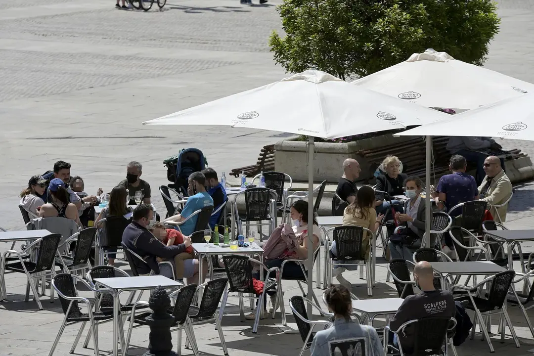 A Coru&ntilde;a.- 
Nuevas medidas en hoste&ntilde;er&iacute;a en la que pasan de un m&aacute;ximo de cuatro a seis personas en interiores y de seis a diez en exteriores. La nueva norma afecta tanto a domicilios particulares como a los locales de hosteler&iacute;a, sea cual sea su denominaci&oacute;n.
29/05/2021
Foto: M. Dylan / Europa Press