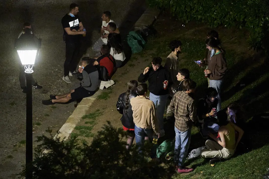 Varios j&oacute;venes se concentran en un Parque de las Vistillas, uno de los lugares t&iacute;picos de reuni&oacute;n en las fiestas de San Isidro, a 16 de mayo de 2021, en Madrid (Espa&ntilde;a). Madrid ha reforzado el dispositivo de la Polic&iacute;a Municipal para este San Isidro, apoyo que arranc&oacute; a las 20 horas de ayer viernes y se prolongar&aacute; durante todo el fin de semana. El objetivo del operativo policial es evitar la posible aglomeraci&oacute;n de personas, hacer cumplir la normativa sanitaria y evitar la venta ambulante y el consumo de alcohol en v&iacute;a p&uacute;blica, ha informado el &Aacute;rea de Seguridad y Emergencias del Ayuntamiento de Madrid.